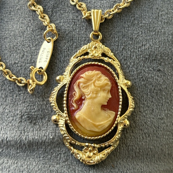 Vintage 1950’s Whiting & Davis Gold Cameo Pendant Necklace - Picture 15 of 16